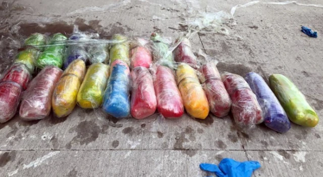 Otomobilin yakıt deposundan 10 kilogram toz esrar çıktı